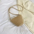 Mini-Stroh-Eimertasche in Khaki mit Perlenschnalle und dünnem Umhängeriemen - Mit Seidenschal / Khaki