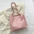 Borsa tote rosa con manici intrecciati e foulard floreale su sfondo in tessuto bianco - Rosa