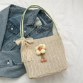 Bolso tote de paja tejida en blanco crema con colgante floral y asas de cuero verde - Verde con Flor