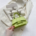 Mini sac à main vert herbe en cuir PU avec chaîne argentée sur une veste en tweed - Vert