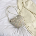 Stroh-Eimertasche mit buntem Wellenmuster, Perlenverschluss und schmalem Schultergurt - Mit Seidenschal / bunt