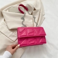 Borsa a tracolla trapuntata fucsia con catena d'argento su blazer neutro - Rosa Rosso