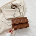 Borsa a tracolla trapuntata marrone con motivo geometrico e catena argento - Marrone