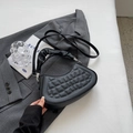 Borsa a tracolla nera a scacchi con manico a pieghe e tracolla lunga per donna - Nero