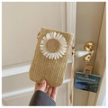 Detailansicht der handgehaltenen beigen Stroh-Handytasche mit großer weißer Gänseblümchen-Deko - Khaki Blume