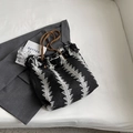 Borsa tote intrecciata in bianco e nero con frange e manici in pelle marrone - Nero