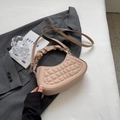 Borsa hobo beige trapuntata a mezzaluna con tracolla a pieghe e cinghia regolabile - Cachi