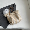 Elegante borsa tote intrecciata con frange beige e manici in pelle marrone - Bianco Sporco
