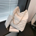 Weißes Stepp-Shopper-Set mit Kettenriemen und passender kleiner Tasche für Damen - Weiß