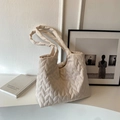 Bolso tote acolchado en color beige con textura suave y elegantes correas dobles al hombro - Blanco