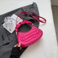 Borsa a mezzaluna trapuntata rosa acceso con manico a pieghe e tracolla - rosa acceso