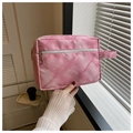 Dettaglio borsa da toilette rosa in tela con motivo a rombi bianchi e manico laterale - rosa acceso