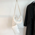 Gesteppte weiße Leder-Tote-Bag mit Kettenriemen und passendem Mini-Beutel für Damen - Weiß