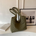 Bolso tote acolchado verde oliva con costuras de hojas y correas acolchadas - Verde