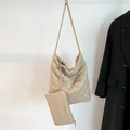 Beige gesteppte Shopper-Tasche mit goldener Kette und passendem Innenbeutel - Khaki