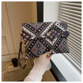 Detail der bunten geometrisch gewebten Clutch mit goldenem Kleeblatt-Verschluss - Schwarz