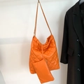 Große hellorange gesteppte Shopper-Tasche aus weichem Leder mit Metallkette - Orange