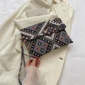Pochette a busta in stile boho retrò con motivi geometrici e chiusura a quadrifoglio - Intrecciato Geometrico Nero