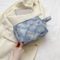 Trousse de toilette bleue texture denim avec coutures blanches et fermeture zippée - Bleu