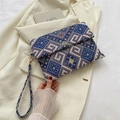 Pochette a busta etnica intrecciata blu e beige con fibbia a fiore dorato e cinturino - Intrecciato Geometrico Blu