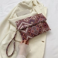 Pochette da sera vintage intrecciata con chiusura a trifoglio in metallo e cinturino - Intrecciato Geometrico Rosso