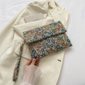 Pochette de soirée en brocart floral avec dragonne et boucle dorée en fleur de prunier - Floral Bleu