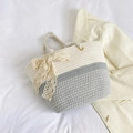 Borsa tote intrecciata bicolore grigio e bianco con grande fiocco in pizzo decorativo - Con Sciarpa di Seta / Grigio