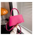Detail van de fuchsia roze trapezehandtas met gouden gespen en verstelbare schouderriem - Rozerood