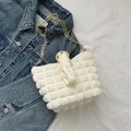 Sac à main blanc texture bulles avec chaînes dorées et anse ronde sur denim bleu - Style Sans Pendentif / Blanc
