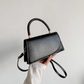 Bolso de mano cuadrado minimalista en cuero sintético negro con herrajes dorados - Negro