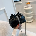 Bolso tipo cubo acolchado en cuero PU negro con correa de cadena y detalle de perlas - Negro