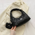 Bolso de hombro acolchado negro con textura geométrica y pequeño monedero a juego - Negro