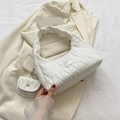 Conjunto de bolso acolchado blanco de media luna con mini charm a juego y logotipo - Blanco