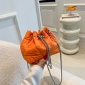 Bolso bucket acolchado naranja con cadena y perla decorativa en cuero sintético - Naranja