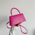 Bolso de mano estructurado minimalista en color magenta con detalles dorados y asa superior - Rosa Rojo
