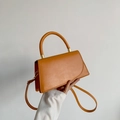 Borsa a mano minimalista in pelle arancione brillante con manico e dettagli dorati - Marrone Giallastro