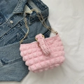 Sac bandoulière rose en tissu gaufré avec chaîne dorée sur fond en denim bleu - Style Sans Pendentif / Rose
