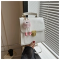 Détail d'un sac à main blanc en cuir PU avec fermoir doré et breloque monstre en peluche rose - Avec Pendentif / Blanc