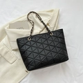 Borsa tote nera minimalista con trapuntatura a triangolo e tracolla a catena in oro - Nero