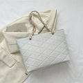Borsa tote beige con trapuntatura a triangolo geometrico e tracolla a catena dorata - Bianco