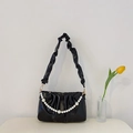 Minimalistische schwarze Plissee-Schultertasche mit Perlenkette und Raffung - Schwarz