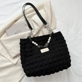 Bolso tote plisado negro de moda con cadena de perlas y elegante detalle floral de metal - Negro