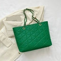 Borsa tote trapuntata verde erba con cuciture a triangolo e tracolla a catena dorata elegante - Verde