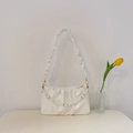 Weiße Rafftasche mit Perlenkette und Scrunchie-Riemen im minimalistischen Design - Cremeweiß