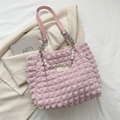 Bolso tote rosa con textura de burbujas con cadena de perlas y correa de cuero sintético - Rosa