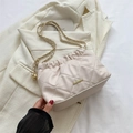 Beige gesteppte Tragetasche mit goldener Kette und weichem, gefaltetem Wolkenverschluss - Weiß