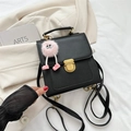 Zaino strutturato in pelle nera con chiusura dorata e ciondolo di peluche rosa - Nero Con Pendente