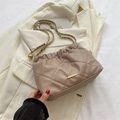 Gesteppte khakifarbene Kettenschultertasche mit eleganten Falten und Goldakzenten - Khaki