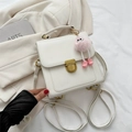 Zaino bianco in ecopelle con chiusura dorata e ciondolo di peluche rosa alla moda - Bianco Con Pendente