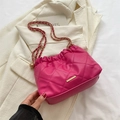Rosafarbene gesteppte Umhängetasche mit goldener Kette und elegantem Faltenwurf - Rosenrosa